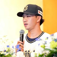 新人入団会見で抱負を語る片山楽生(大賀章好撮影)