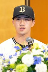 新人入団会見で抱負を語る片山楽生=大阪市内(大賀章好撮影)