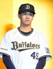 オリックスの新人入団会見に登場する片山楽生=大阪市内(大賀章好撮影)