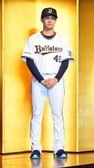 オリックスの新人入団会見に登場する片山楽生=大阪市内(大賀章好撮影)