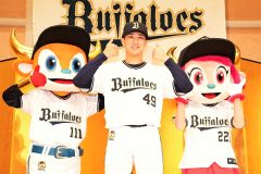 入団会見で笑顔を見せる片山楽生=大阪市内(大賀章好撮影)