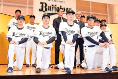 オリックスの入団会見で集合写真に納まる片山楽生(前列左端)ら新人選手たち(大阪市内、大賀章好撮影)