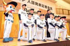 オリックスの入団会見で集合写真に納まる片山楽生(前列左端)ら新人選手たち=大阪市内(大賀章好撮影)