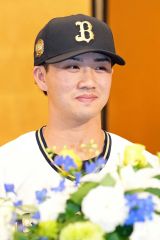 入団会見で笑顔を見せる片山楽生=大阪市内(大賀章好撮影)