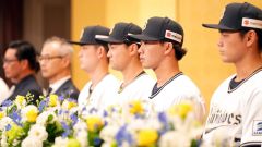 入団会見に登壇する片山楽生(右から2人目)ら新人選手たち=大阪市内(大賀章好撮影)