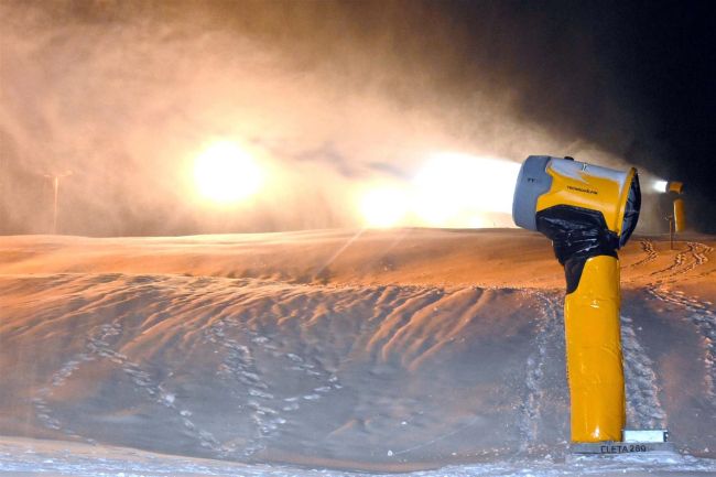 サホロスキー場、１２月２日オープンへ　最新型の降雪機がフル稼働中