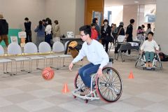 車いすバスケを体験する子ども（３０日午前１０時４０分ごろ）
