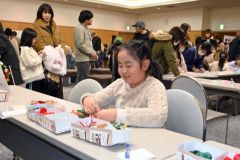 クリスマスオーナメントを作る児童（３０日午前１０時２０分ごろ）