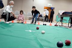 ボッチャを体験する子どもたち（３０日午前１０時２０分ごろ）